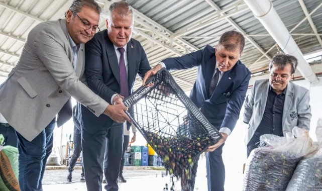 Sezonun ilk zeytinyağı Başkan Tugay’dan