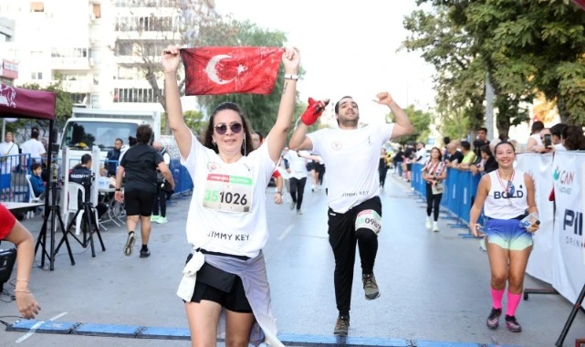 Karşıyaka’da 1500 kişi Ata’dan Ana’ya koştu!