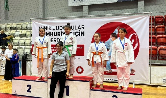 Konak’ın judo takımı ilk turnuvadan madalyalarla döndü