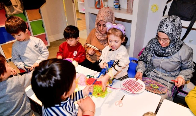 Bornova’da minik eller tezgâh başında