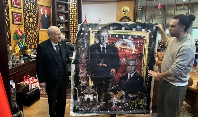 Devlet Bahçeli'ye Dikkat Çeken Hediye