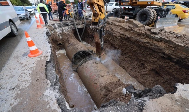 İnönü Caddesi'ndeki ana boru arızasına İZSU'dan hızlı müdahale