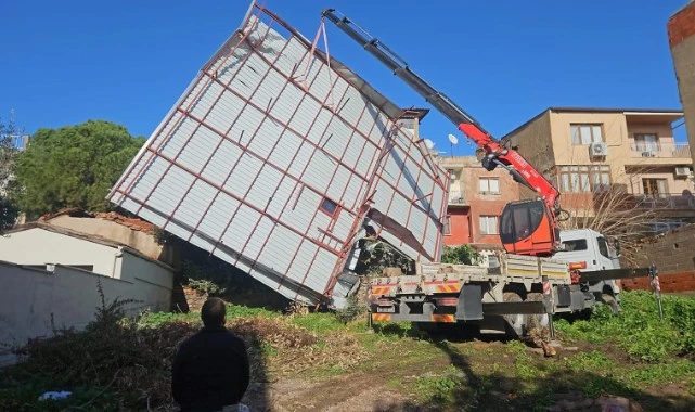 İzmir Büyükşehir Belediyesi ekiplerinin sağanak ve fırtına mesaisi