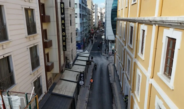 Alsancak’ta altyapısı tamamlanan sokaklar asfaltlanıyor 