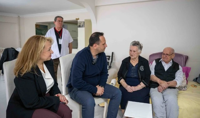 Başkan Eşki Bornova’nın çınarlarını evlerinde ziyaret etti