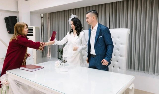 Balçova’da yeni evlenen çiftlere alışveriş kartı desteği