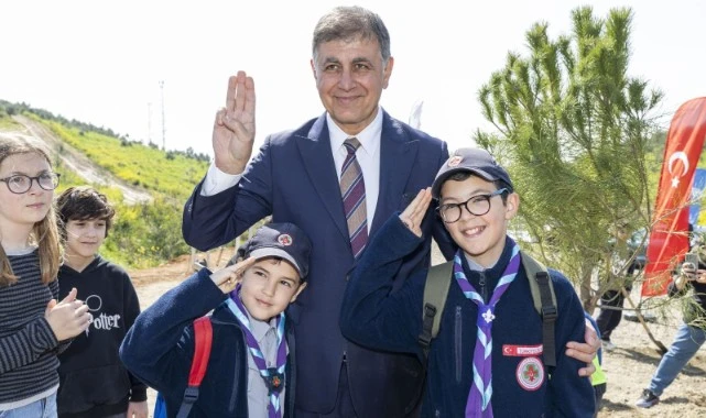 Başkan Tugay çocuklara verdiği sözü tuttu, fidanlar toprakla buluştu