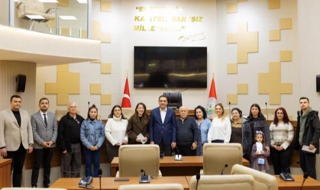 Başkan Yiğit, yeni evlenen çiftlere destek kartlarını teslim etti