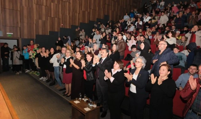 Dikili Belediyesi Halk Oyunları Topluluğu’ndan Anlamlı Gösteri