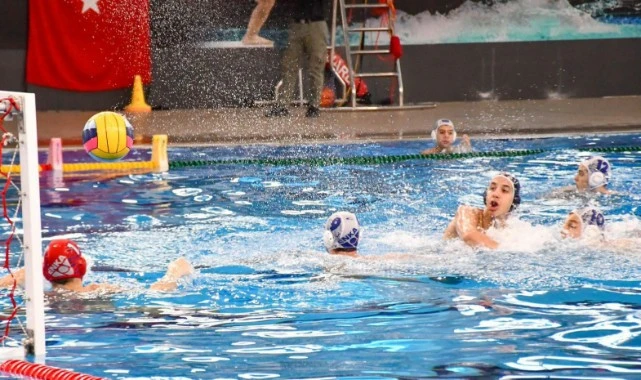 İzmir Büyükşehir Belediyesi sporcuları başarıdan başarıya koşuyor