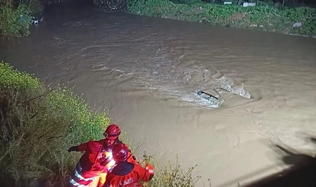 Menderes’te araç dereye uçtu, İzmir İtfaiyesi seferber oldu 