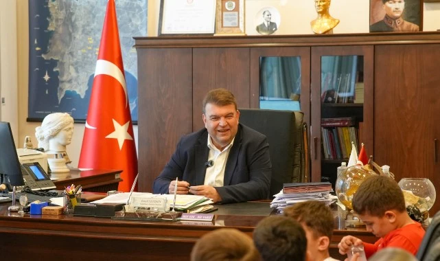 Seferihisar’da 23 Nisan coşkusu: Başkanlık koltuğu çocuklara emanet