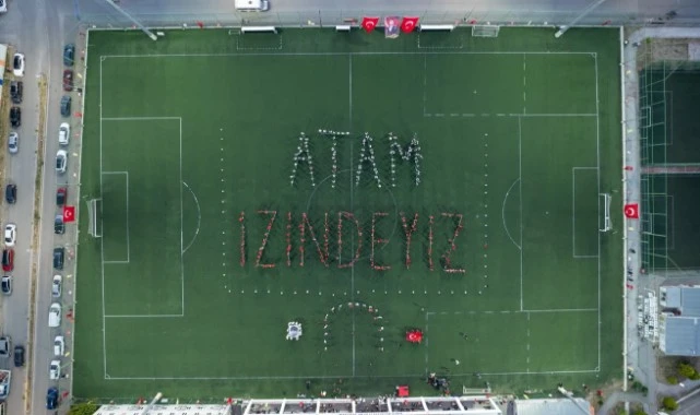 Buca’da yüzlerce kişi “Atam İzindeyiz” yazdı