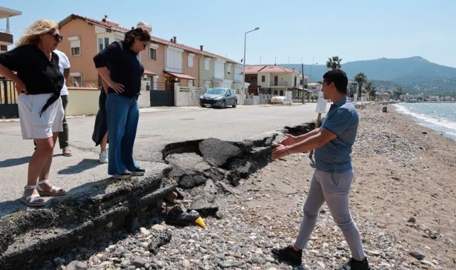 Başkan Fıçı Gencelli Ve Yenifoça’da Sahil Düzenleme Çalışmaları İçin Sahadaydı