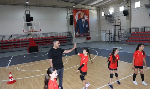 Çiğli Atatürk Kapalı Spor Salonu Yenilenen Yüzüyle Sporculara Kapılarını Açtı