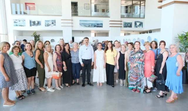 Dikili’de sanat rüzgarı: 7’den 70’e tüm kursiyerler yıl sonu coşkusunda buluştu