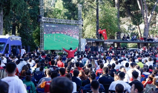 İzmir’de Dünya Kupası heyecanı meydanlara taştı