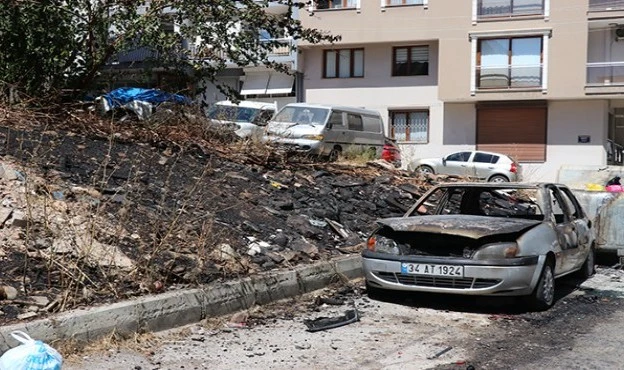 İzmir'de otluk alanda yangın: Araçlar kül oldu!