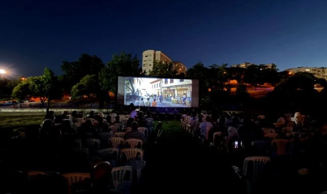 Karabağlar'da açıkhava film keyfi
