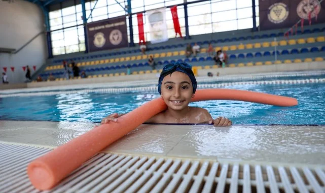 Minik yüzücüler Buca'da yetişiyor