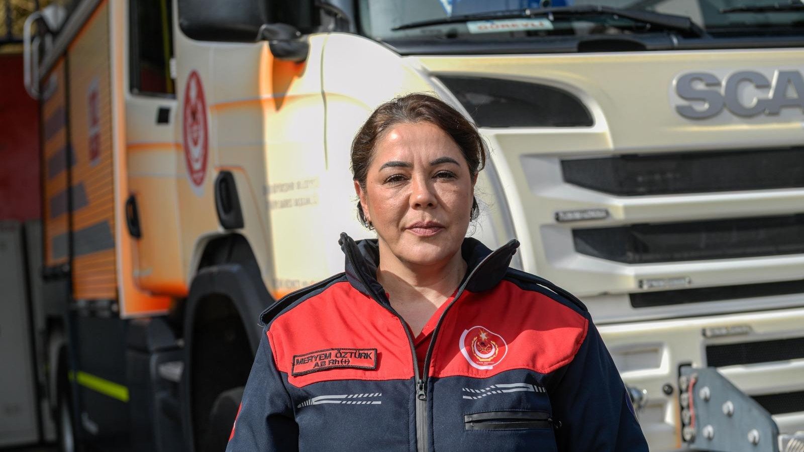 23 saat oğlunu enkazda bekledi, şimdi başkalarına umut oluyor