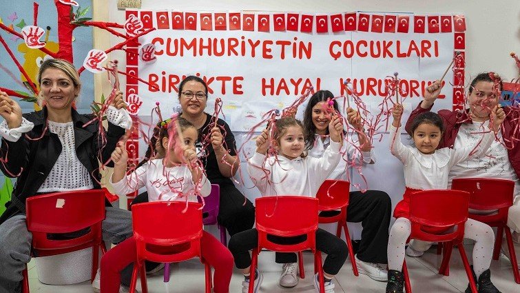Bornova'da Cumhuriyet Bayramı coşkusu çocuklarla başladı