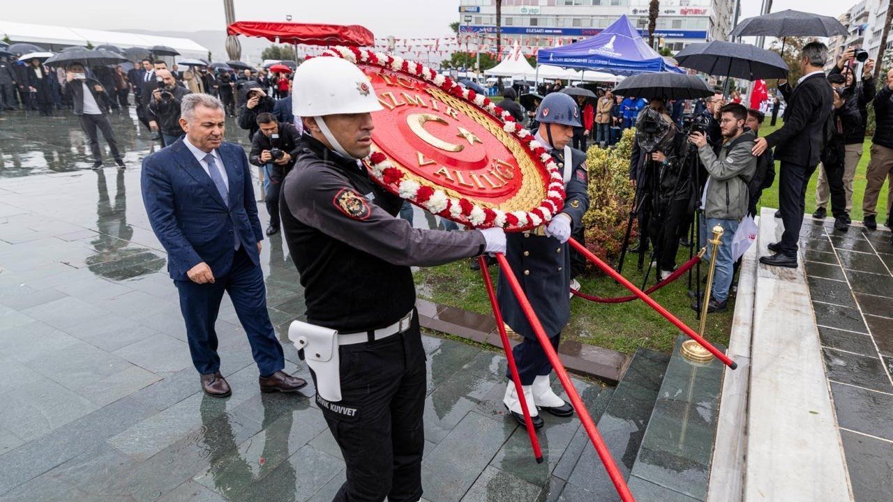 Cumhuriyet Bayramı kutlamaları çelenk sunma töreni ile başladı