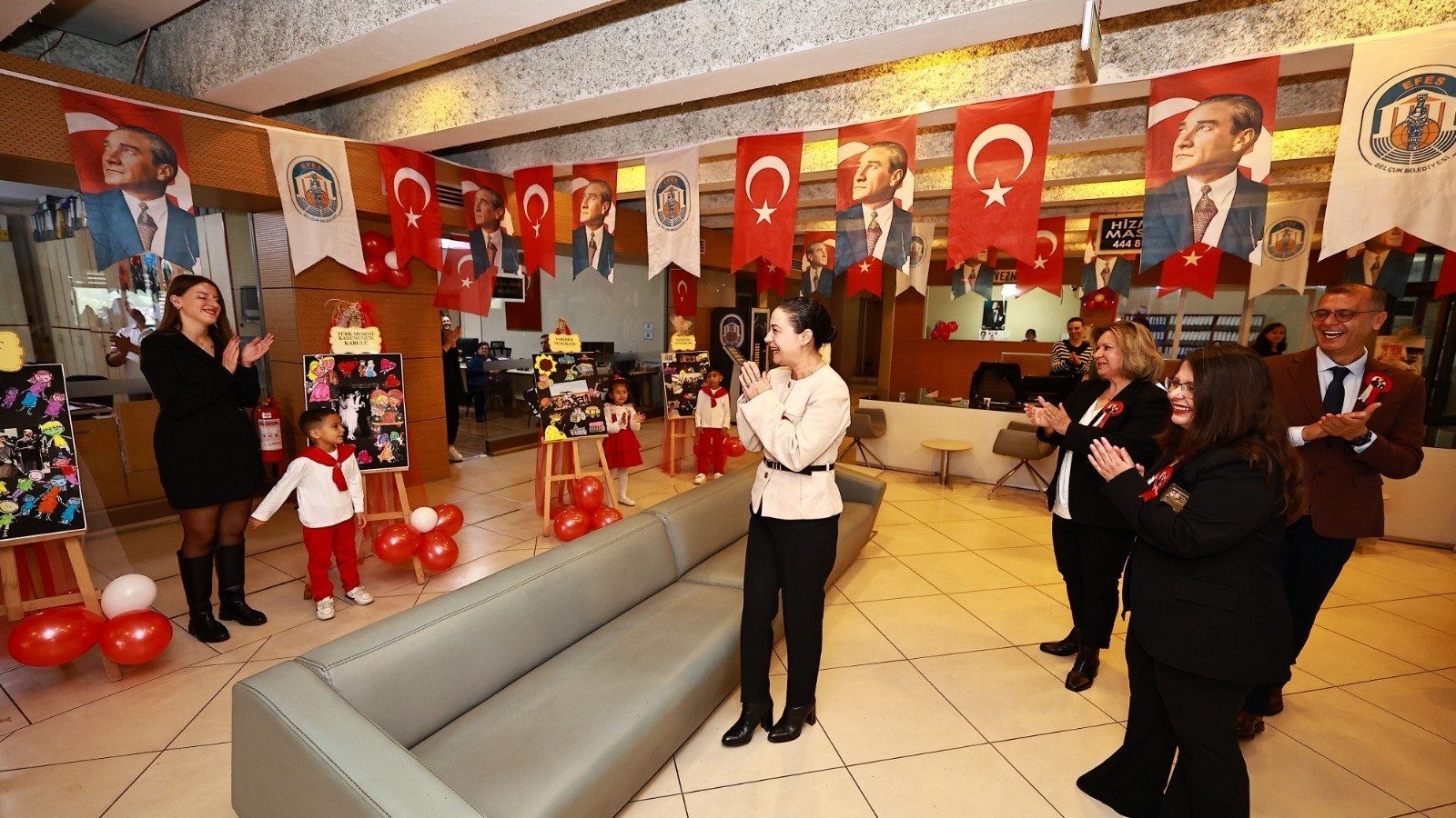 Efes Selçuk’ta Cumhuriyet Coşkusu Çocukların Sürpriziyle Başladı