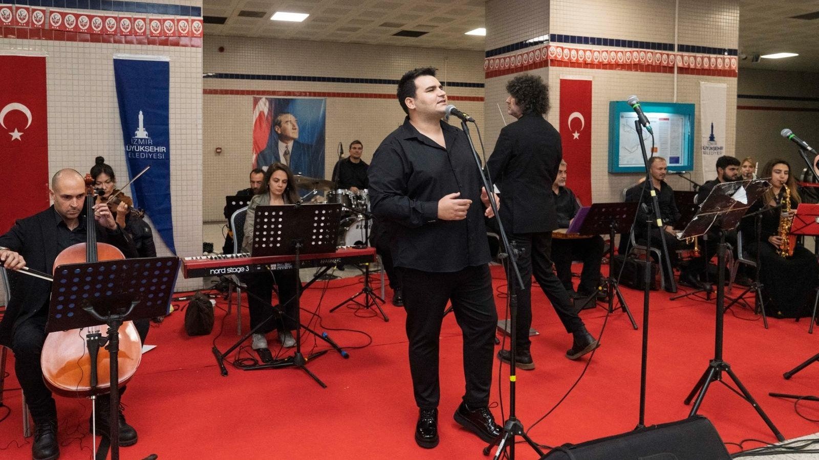 İzmir Metrosu’nu Cumhuriyet coşkusu sardı