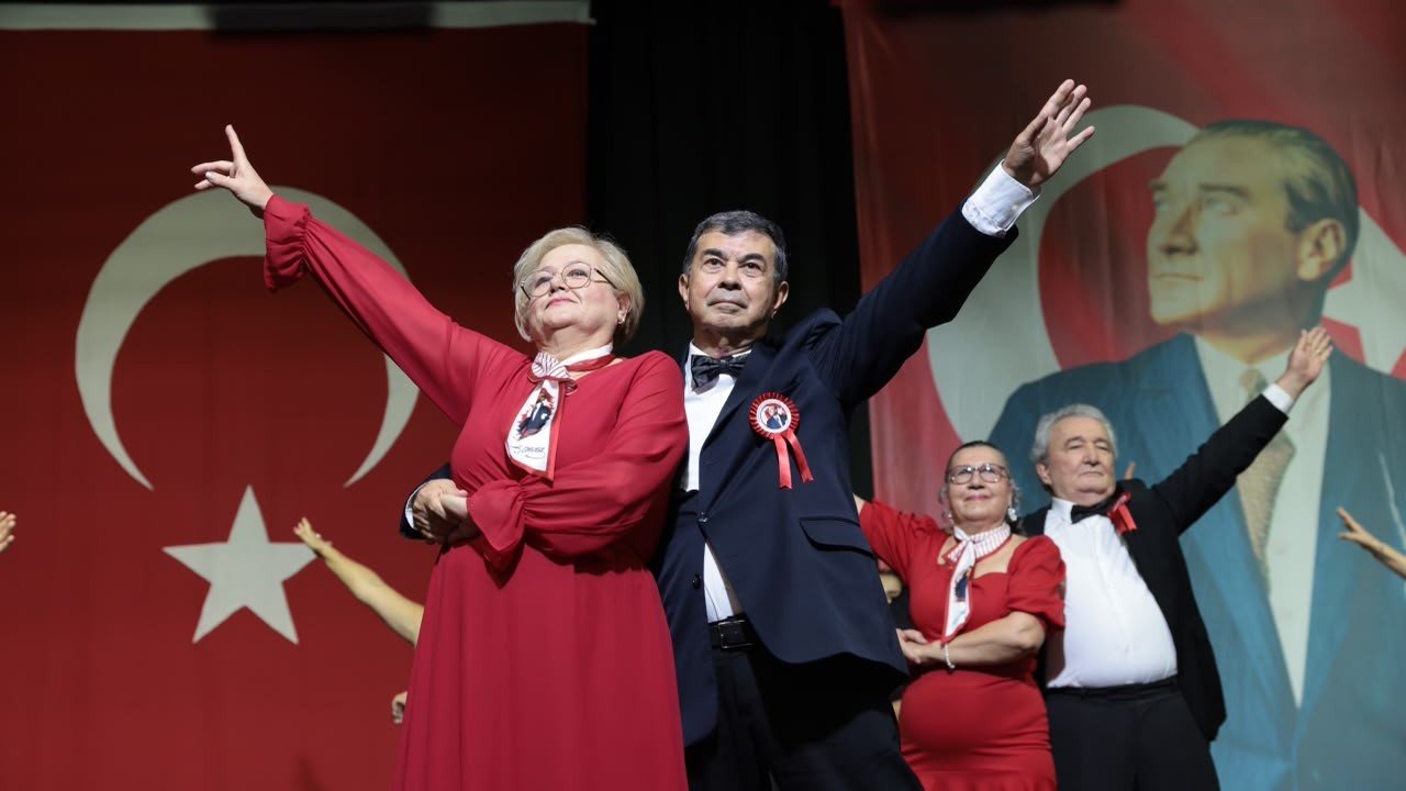 Konak’ın çınarlarından unutulmaz Cumhuriyet gösterisi