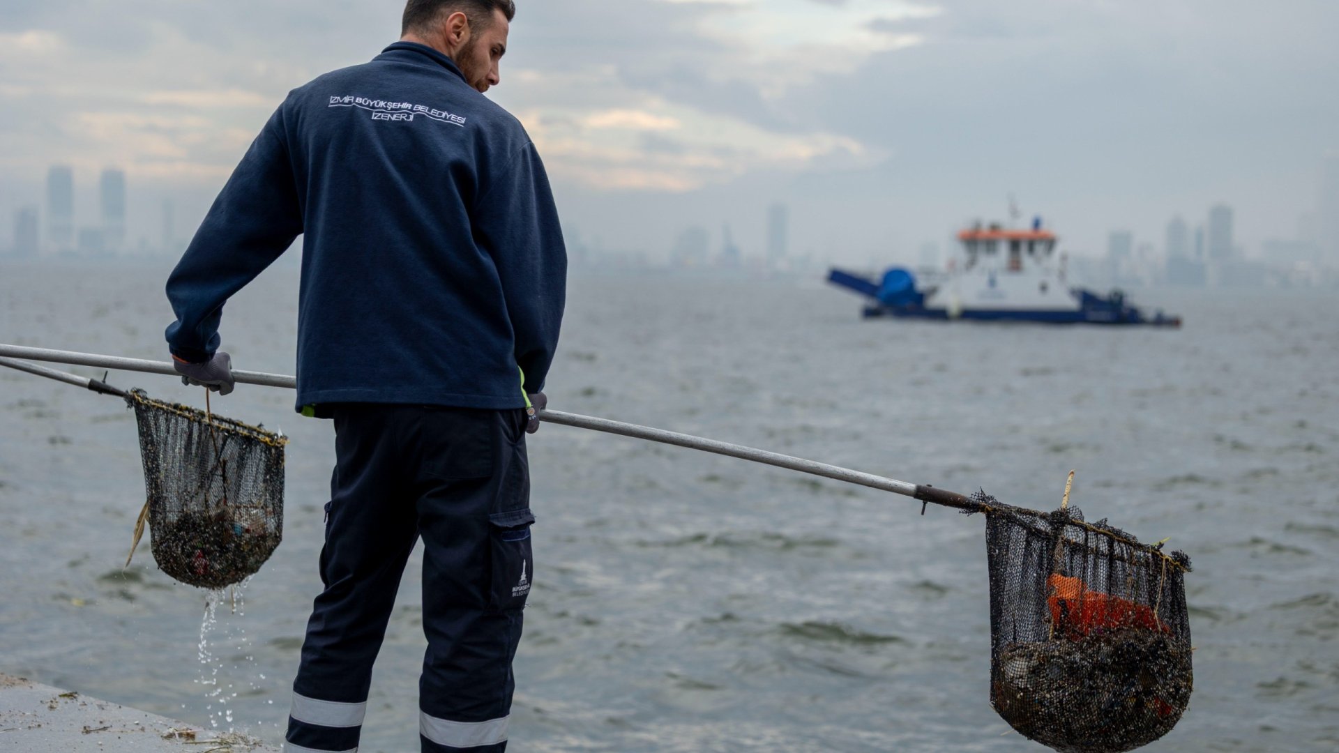 Körfez’de yağmur sonrası yüzey temizliği
