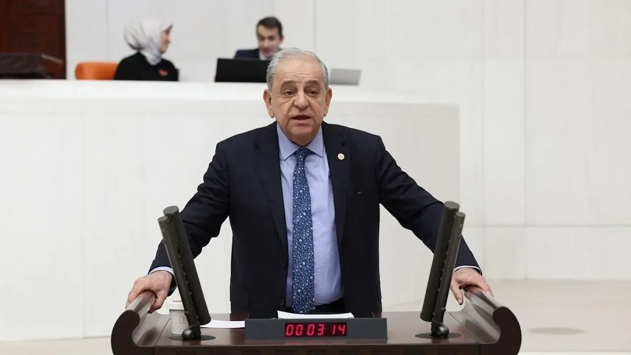 CHP'li Nalbantoğlu'ndan Özgür Özel'e gönderme: "Yapay zeka partiye sadakati ölçememiş"