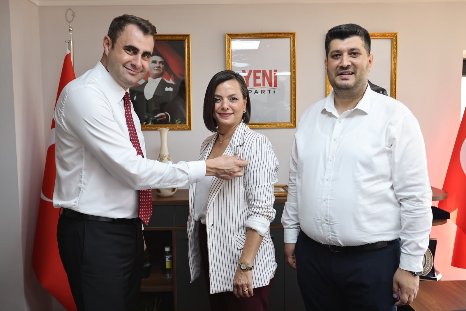 Güç'ten Kınay'a YENİ Parti rozeti: Tarihin doğru tarafında durdu!