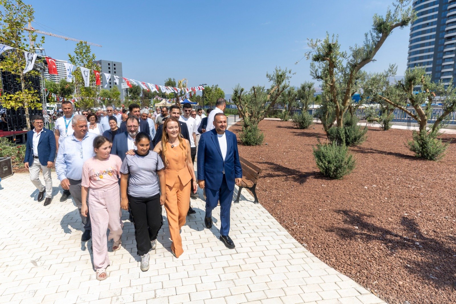 Konak Belediyesi Yenişehir'de 6 Bin Metrekarelik Park Açtı