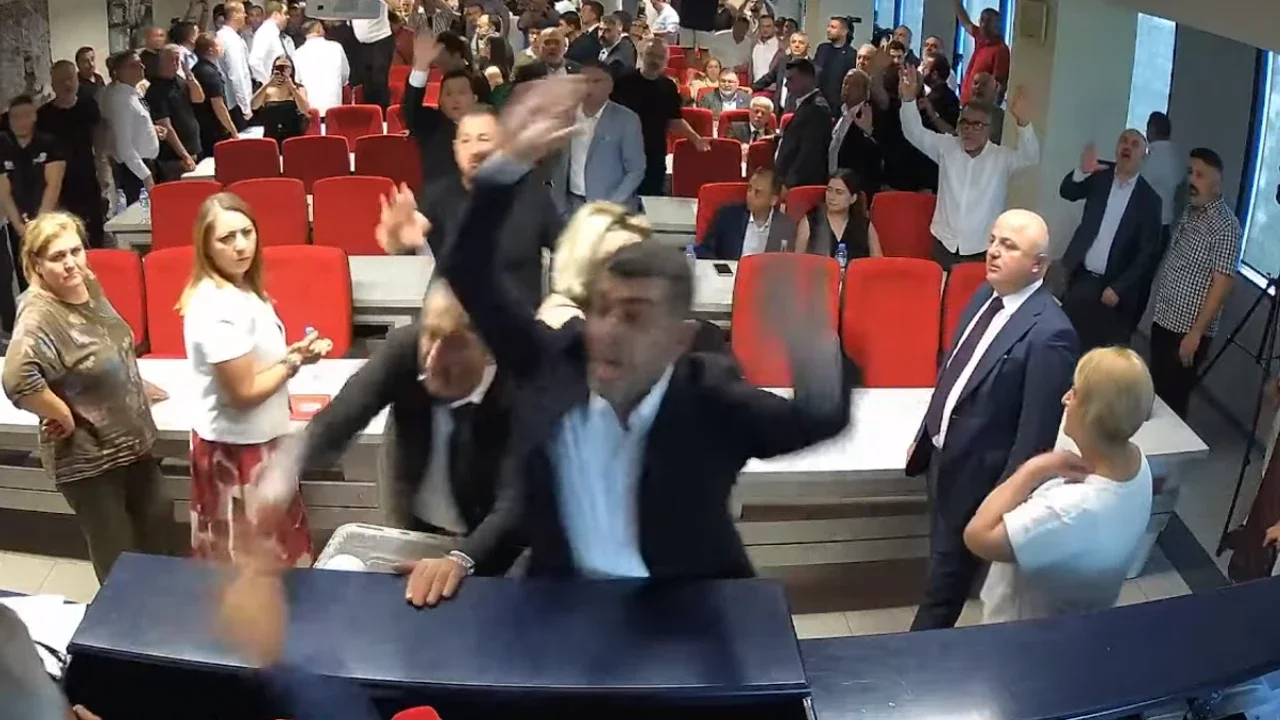 Menderes'te başkan vekili seçiminde yumruklu kavga!
