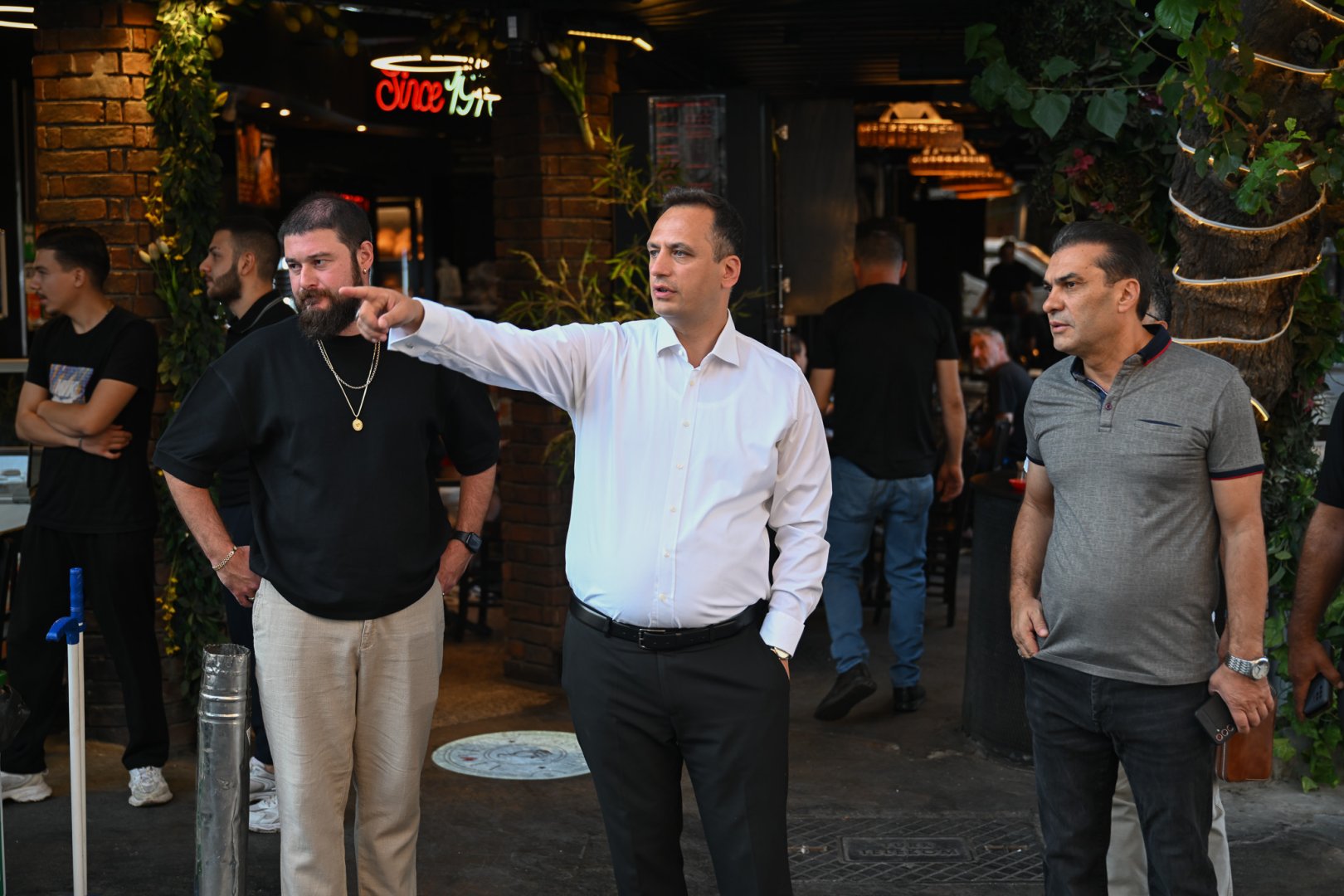Başkan Eşki’den, Bornova’nın kalbinde sabah temizliği