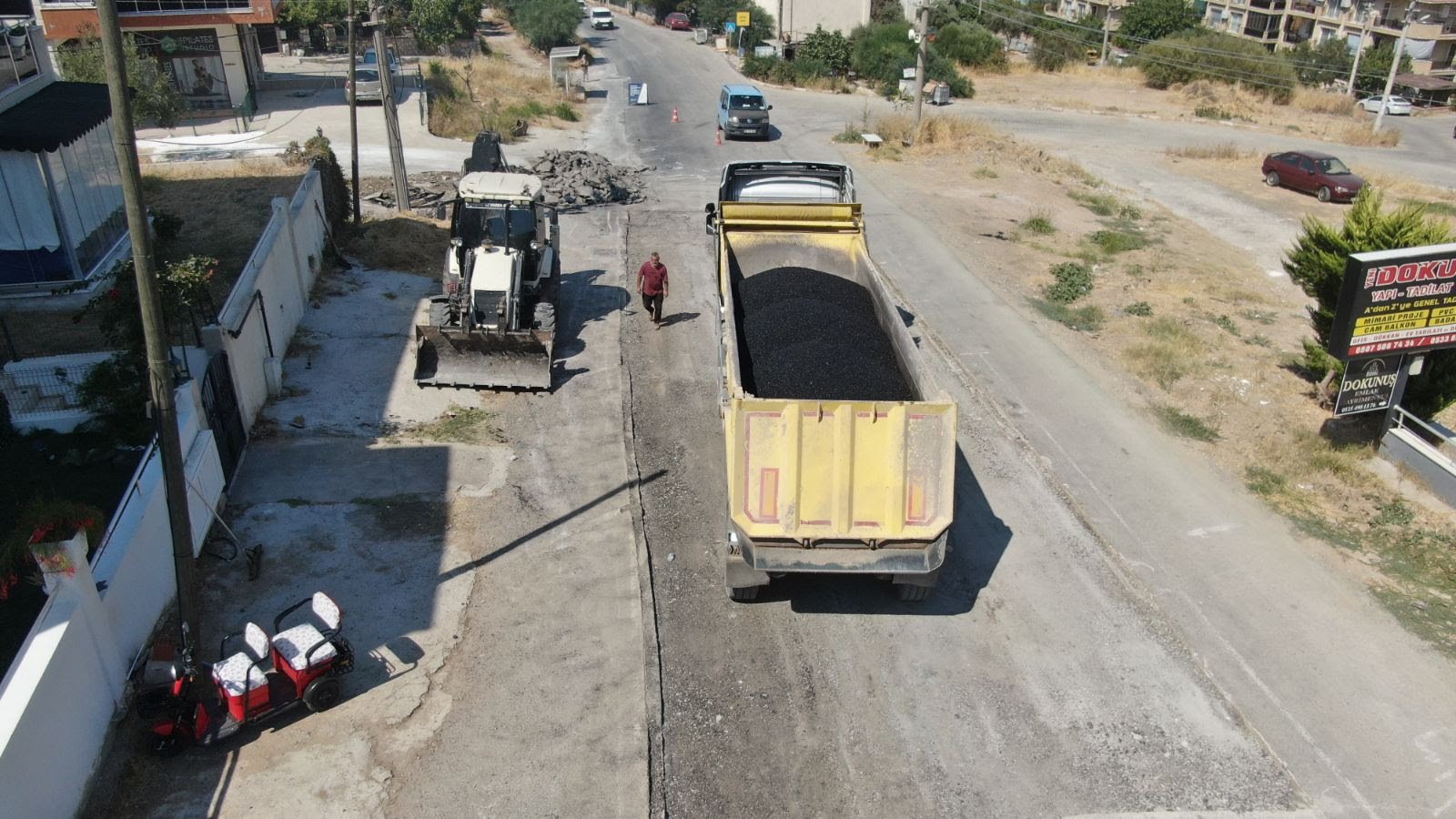 Foça'da Daha Güvenli ve Konforlu Yollar İçin Asfalt Seferberliği Sürüyor