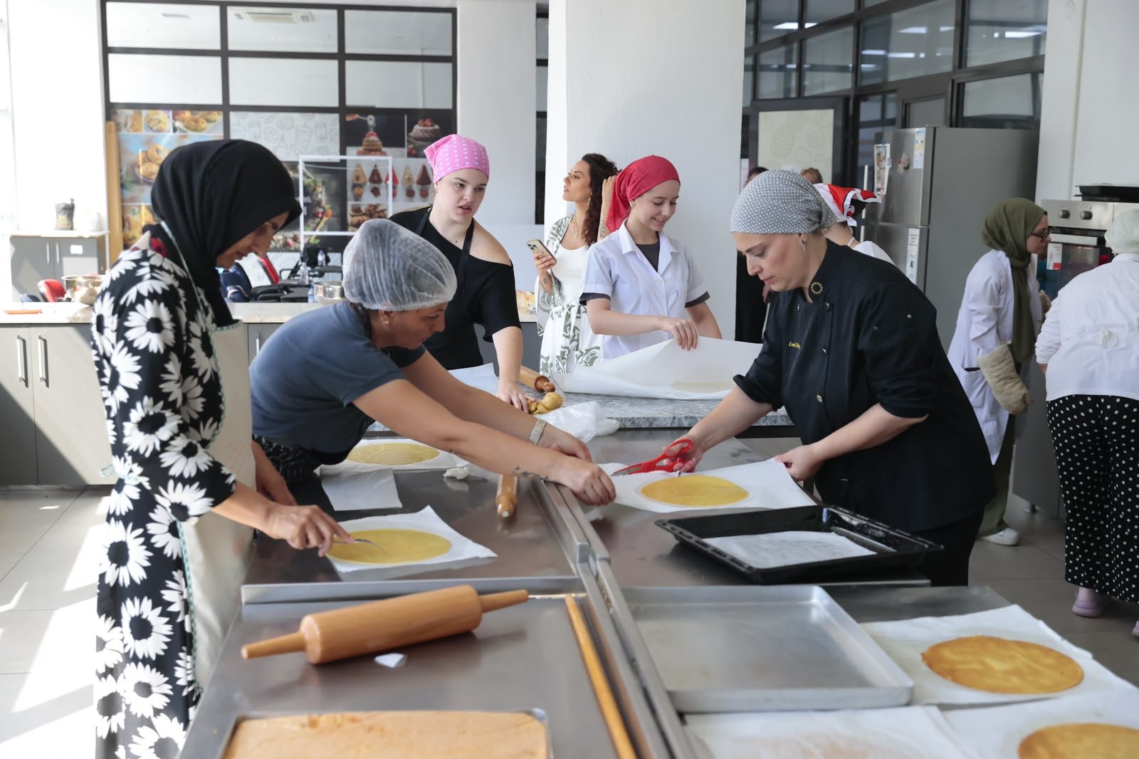 Konaklı kadınlar Temel Pastacılık Eğitimi’yle üretim ve istihdama katılıyor