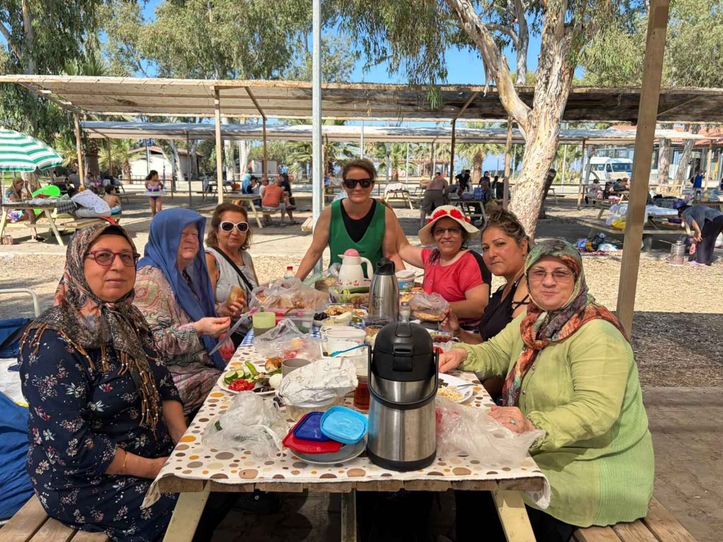 Karabağlarlı kadınlara Pamucak’ta deniz keyfi