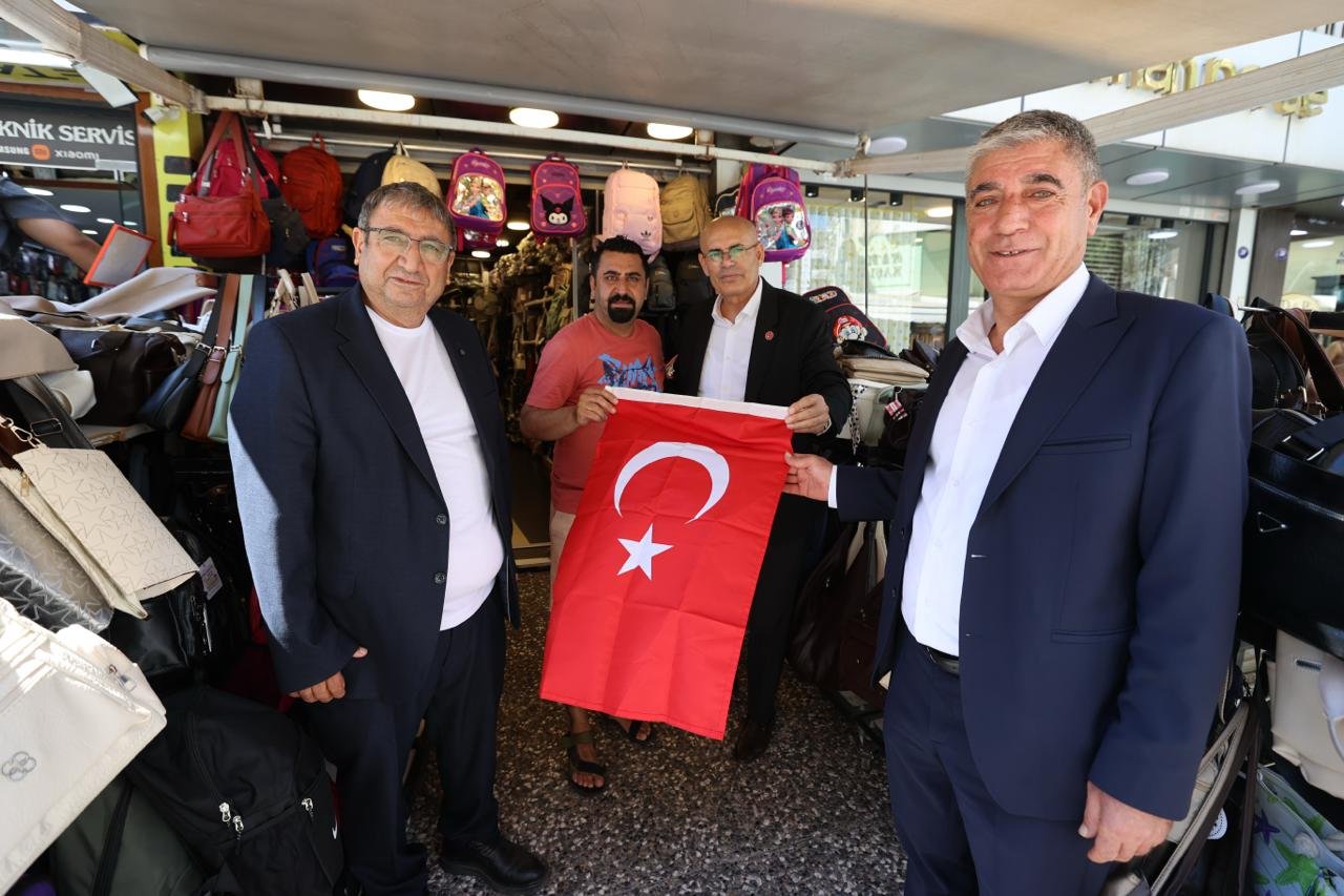 Buca’da 30 Ağustos öncesi esnafa bayrak dağıtıldı