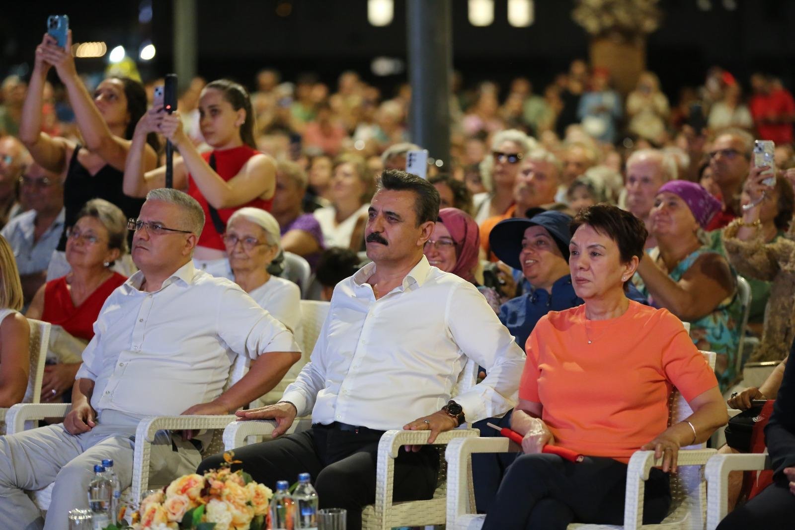 Dikili’de 30 Ağustos coşkusu meydanlara taştı
