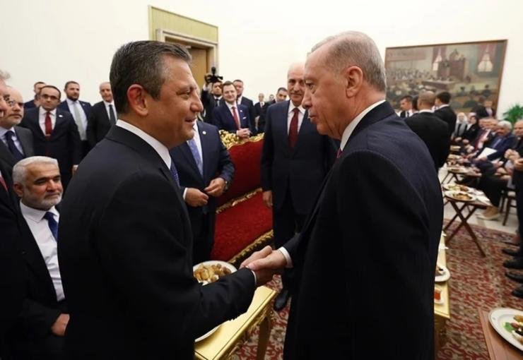 YENİ Parti Genel Başkanı Özgür Özel Cumhurbaşkanı Erdoğan'a Yönelik Sözleri Bedeniyle 800 Bin TL Tazminat Ödeyecek