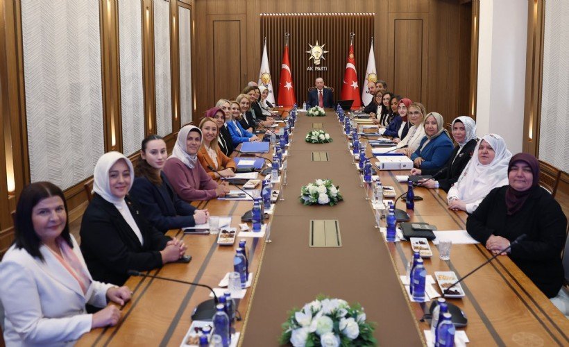 Foça Belediye Başkanı Saniye Bora Fıçı AK Parti'ye katıldı