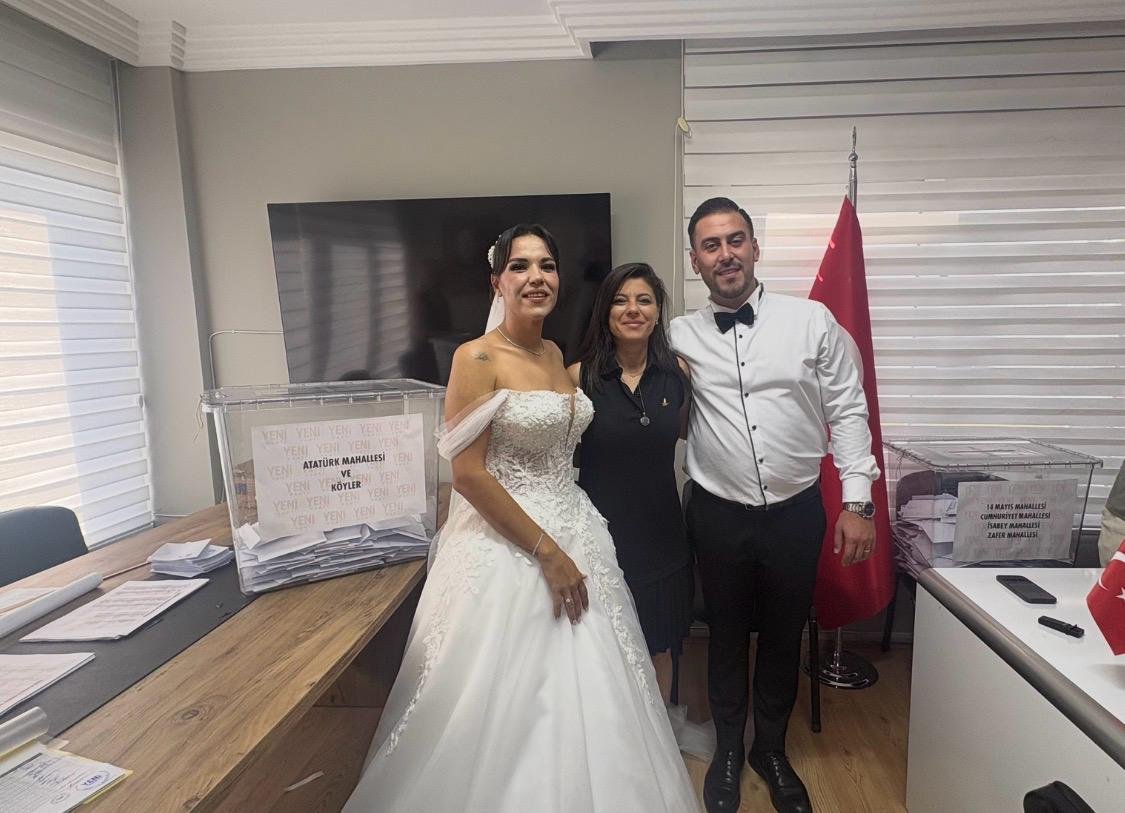 Yeni Parti'nin Yeni Gelini, Gelinliğiyle Sandık Başına Geldi