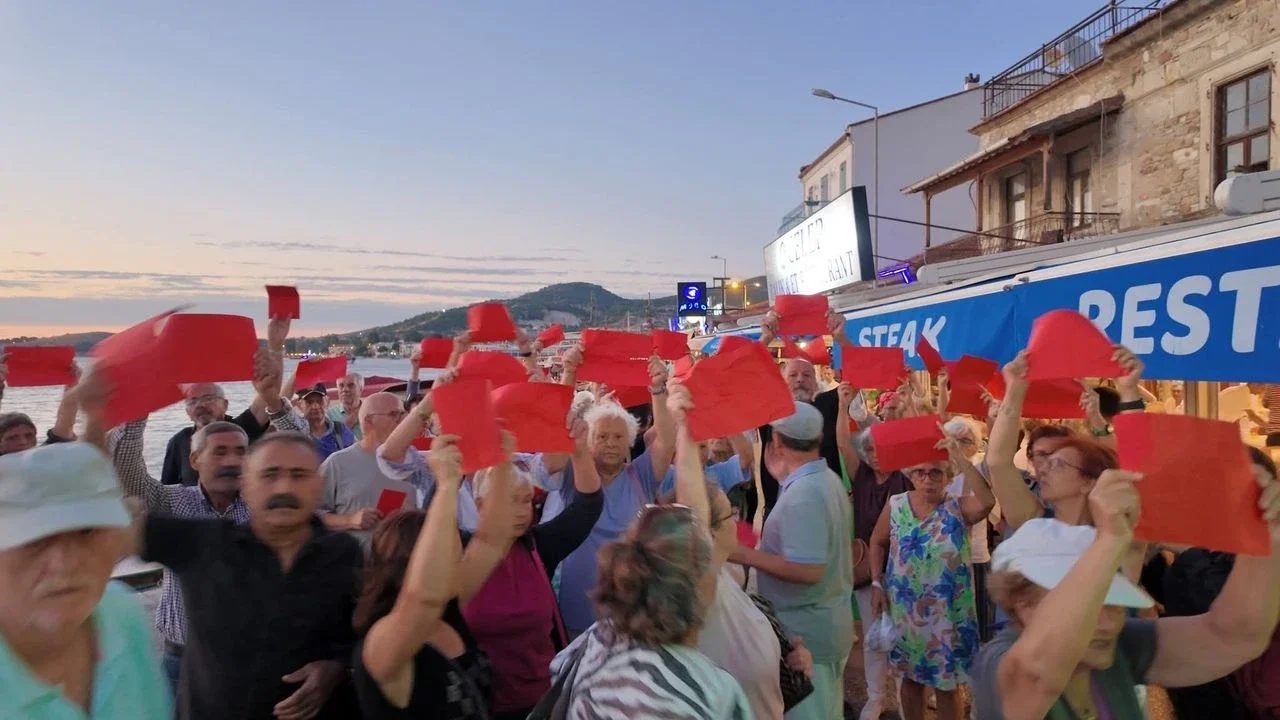 Foça'daki protestoya AK Parti'den tepki: "Yüzde 80'i dışarıdan geldi"