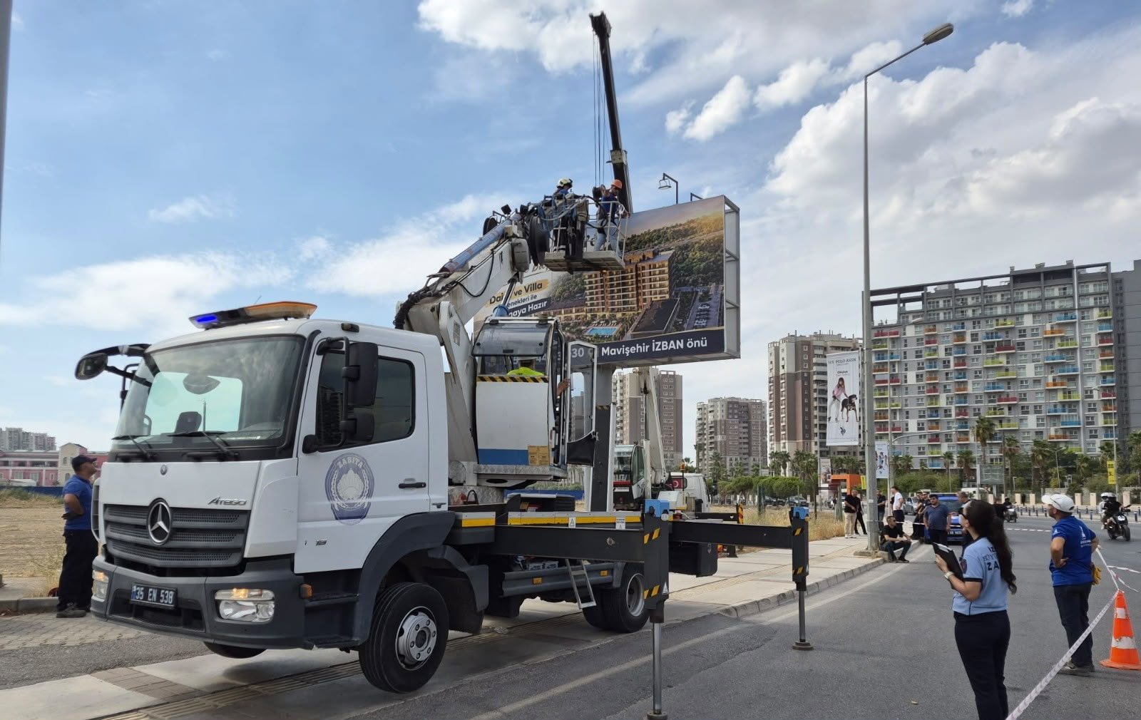 İzmir Büyükşehir'den reklam panolarına ilişkin açıklama: İncelemeler sonucunda kamu görevi yerine getirildi