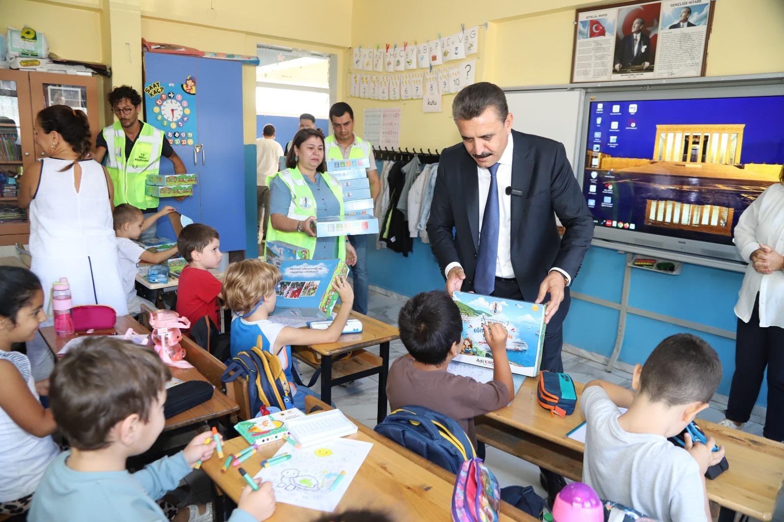Dikili Belediyesi’nden ilk ders heyecanına anlamlı destek: 453 öğrenciye eğitim seti