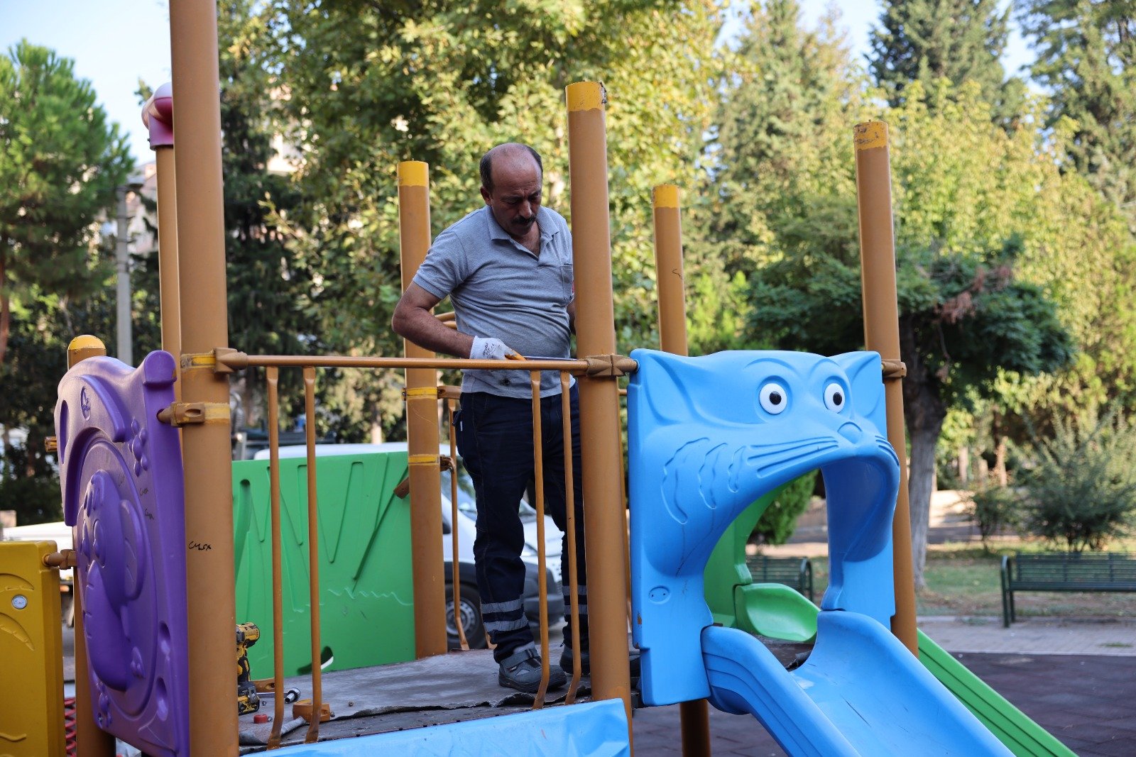 Bayraklı’da 28 park baştan sona yenileniyor