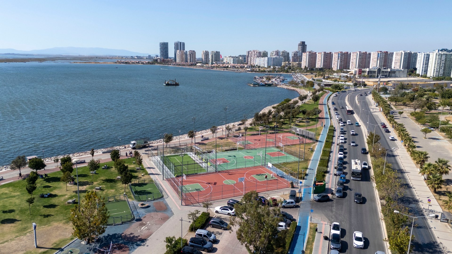Bostanlı’daki iki padel kortunda sona doğru