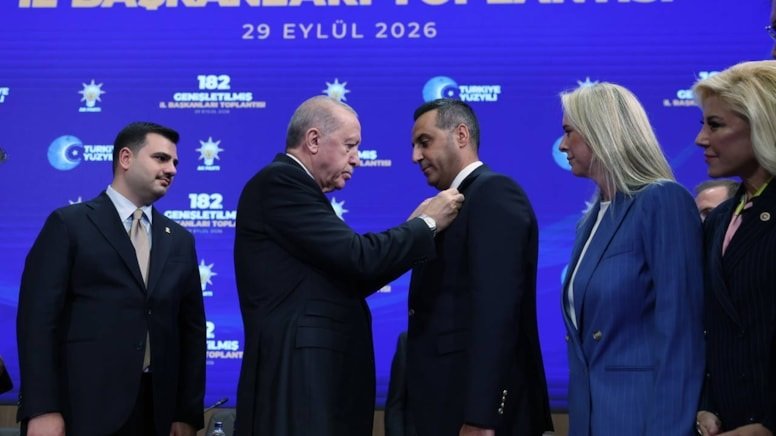 AKP'ye geçen Onur Emrah Yıldız paylaşımını yoruma kapattı